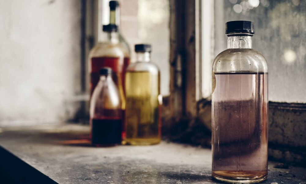 the-aesthetic-appeal-of-amber-glass-bottles